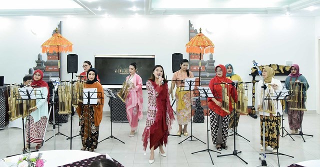 ASEAN Ladies experience playing Angklung in Hanoi ASEAN Ladies experience playing Angklung in Hanoi
