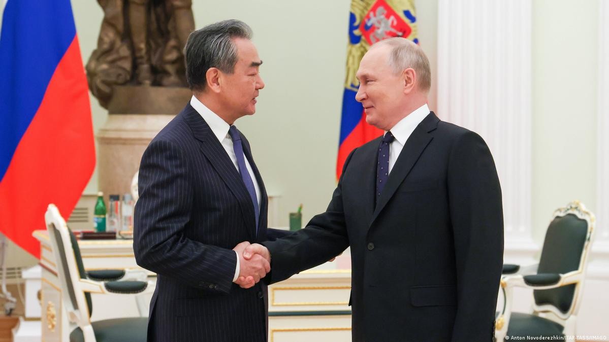 (02.22) Tổng thống Nga Vladimir Putin tiếp nhà ngoại giao Trung Quốc Vương Nghị tại Điện Kremlin ngày 22/2. (Nguồn: TASS)