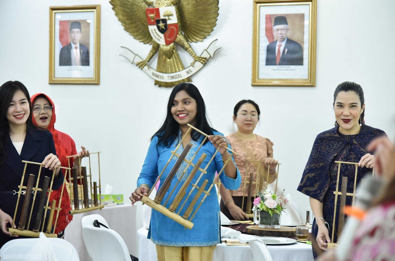 ASEAN Women Community has experienced playing Angklung in Hanoi ASEAN Women Community has experienced playing Angklung in Hanoi