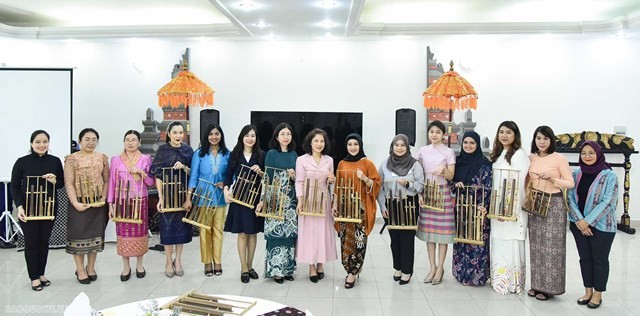 ASEAN Women Community has experienced playing Angklung in Hanoi ASEAN Women Community has experienced playing Angklung in Hanoi