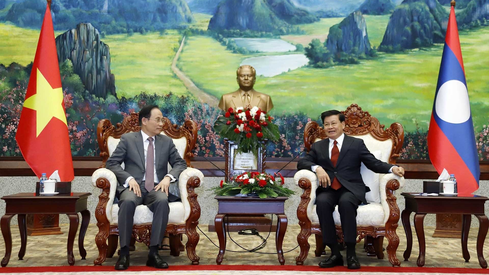 Tổng Bí thư, Chủ tịch nước và các nhà lãnh đạo cấp cao Lào tiếp Đoàn đại biểu Ban Đối ngoại Trung ương Đảng Cộng sản Việt Nam