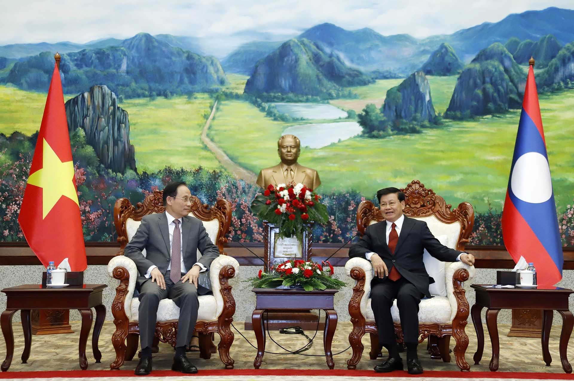 Tổng Bí thư, Chủ tịch nước Lào Thongloun Sisoulith tiếp Trưởng ban Đối ngoại Trung ương Lê Hoài Trung và đoàn. (Nguồn: TTXVN)