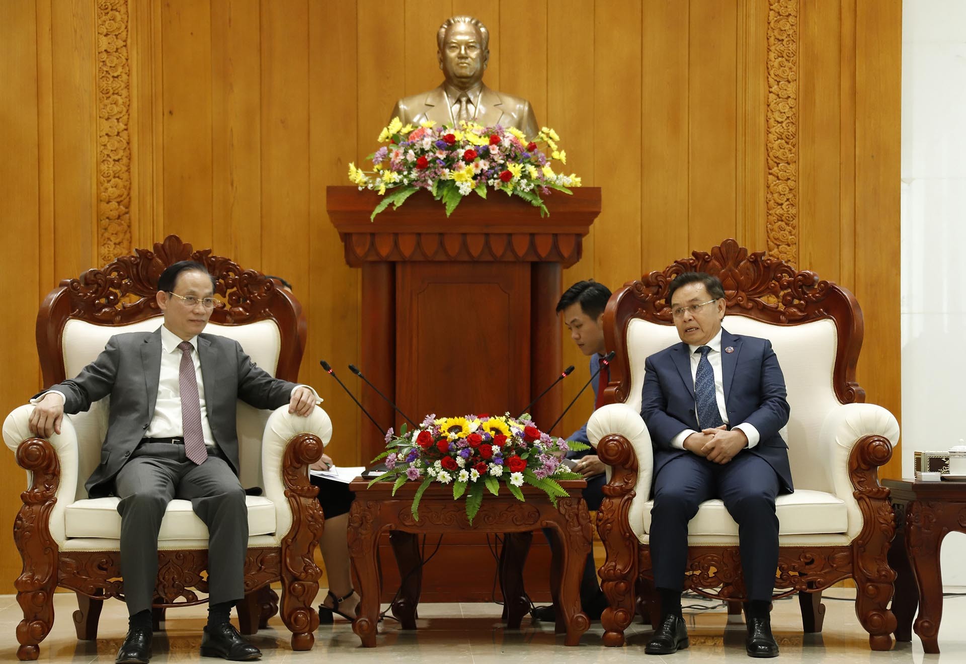 Chủ tịch Quốc hội Lào Saysomphone Phomvihane tiếp đồng chí Lê Hoài Trung và đoàn. (Nguồn: TTXVN)