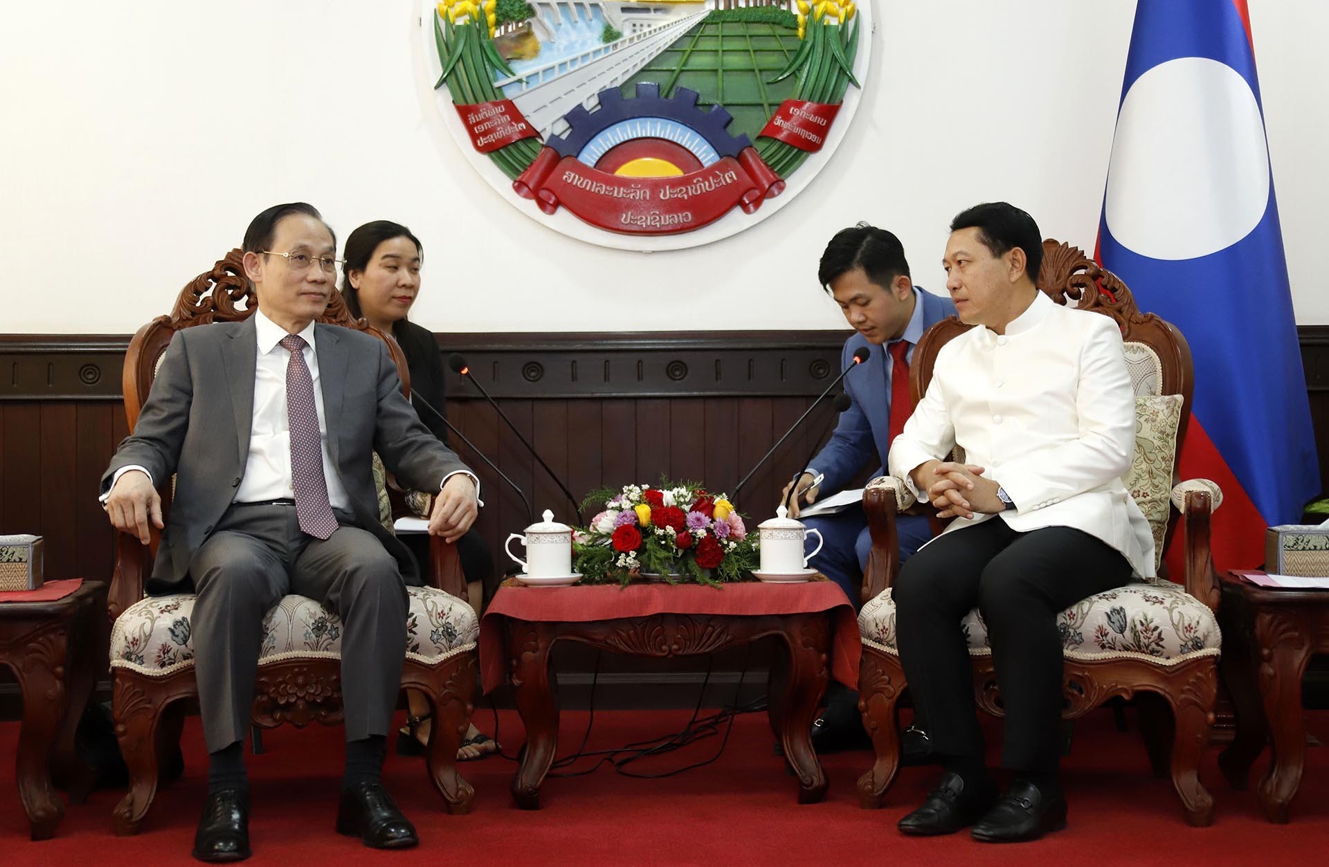 Phó Thủ tướng, Bộ trưởng Bộ Ngoại giao Lào Saleumxay Kommasith tiếp Trưởng ban Đối ngoại Trung ương Lê Hoài Trung và đoàn. (Nguồn: TTXVN)