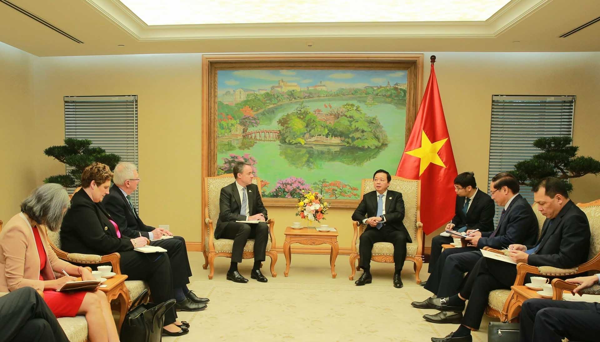 Phó Thủ tướng Trần Hồng Hà tiếp ông Simon Harford, Giám đốc Quỹ Liên minh Năng lượng toàn cầu cho con người và hành tinh (GEAPP). (Nguồn: TTXVN)