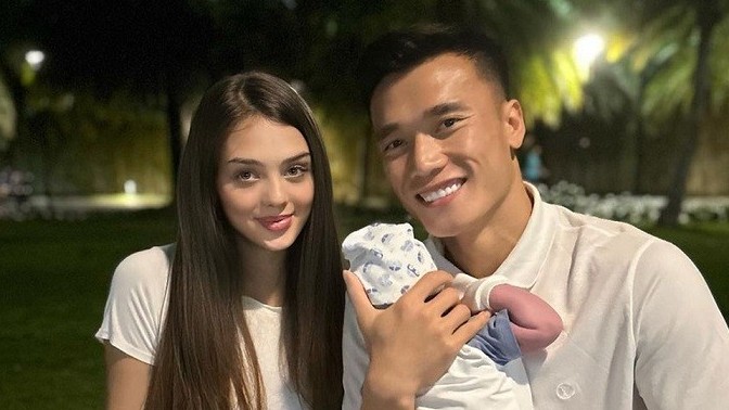Hình ảnh cầu thủ Việt Nam bên gia đình và bạn gái khi V-League 2023 nghỉ dài ngày