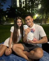 Hình ảnh cầu thủ Việt Nam bên gia đình và bạn gái khi V-League 2023 nghỉ dài ngày