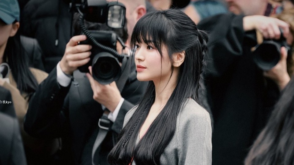 Song Hye Kyo tết tóc kết hợp trang phục màu ghi dự sự kiện thời trang tại Italy