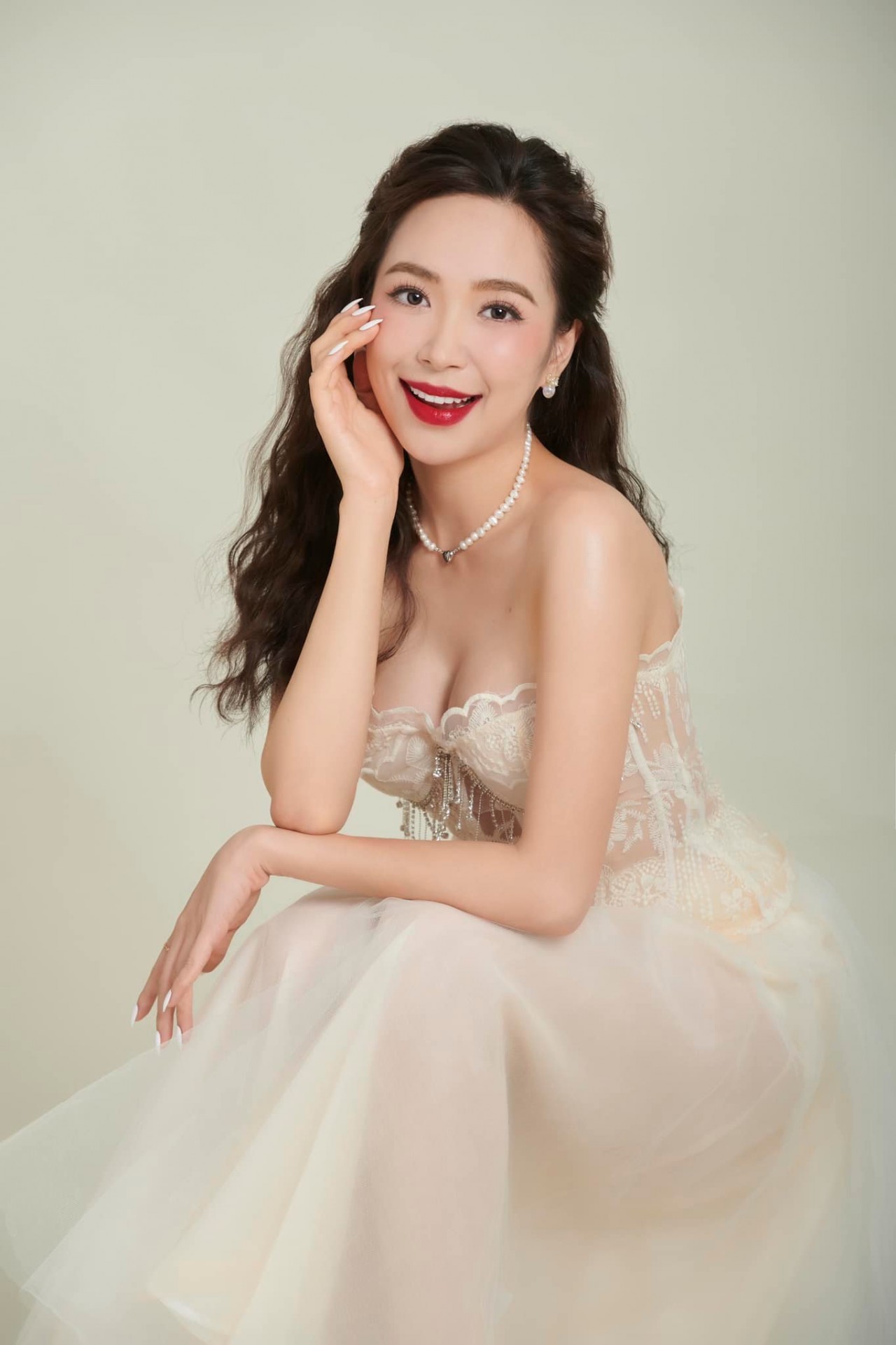 Gu thời trang cá tính của Kim Oanh phim Dưới bóng cây hạnh phúc