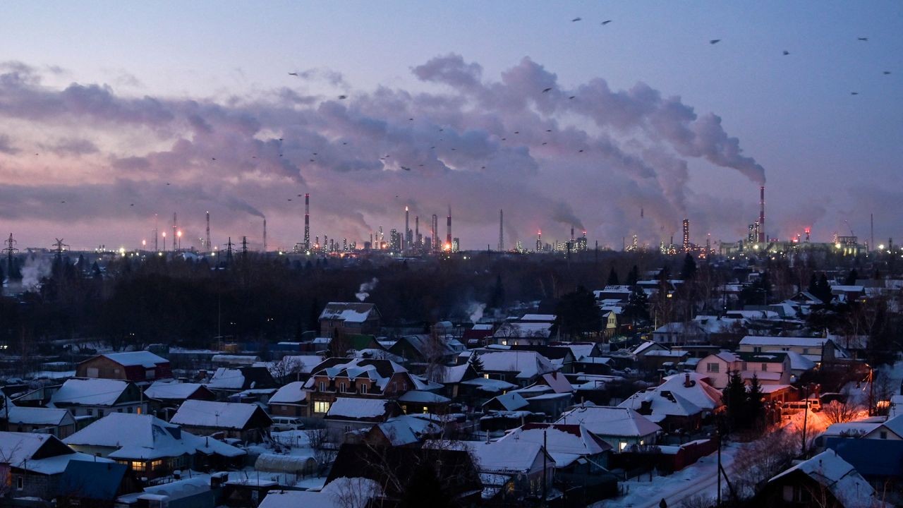 nhà máy lọc dầu ở thành phố Omsk, Siberia, Nga. (Nguồn: CNN)