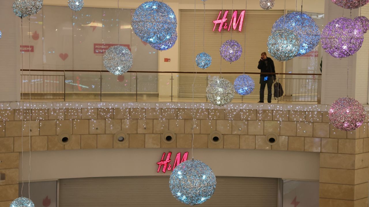 Hình ảnh một cửa hàng H&M đã đóng cửa tại Moscow, Nga. (Nguồn: CNN)