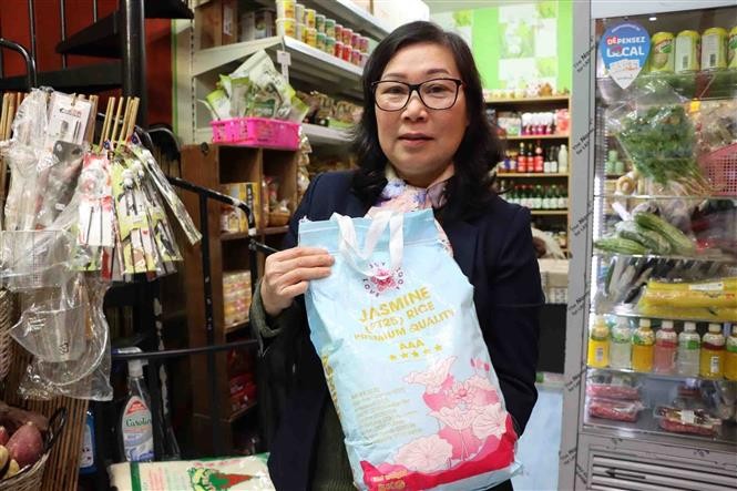 Vietnamese agricultural products increasingly welcomed in Belgium. Photo is Pham Bich Thuy, the owner of “Le Panier Asiatique” - an Asian grocery in Brussels in her store. (Source: VNA )