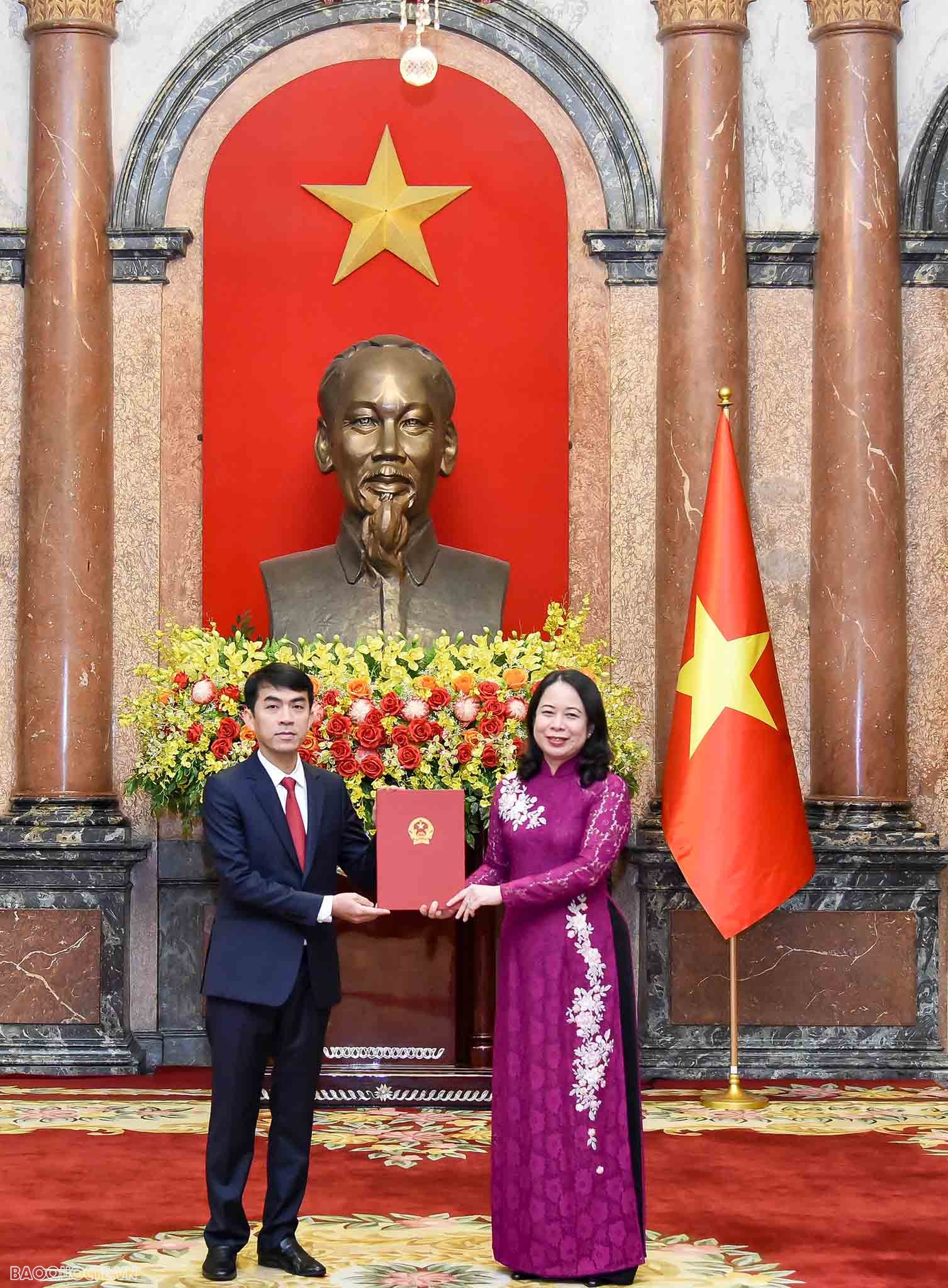 Những hình ảnh Quyền Chủ tịch nước trao quyết định bổ nhiệm cho 15 Đại sứ Việt Nam tại nước ngoài nhiệm kỳ 2023-2026
