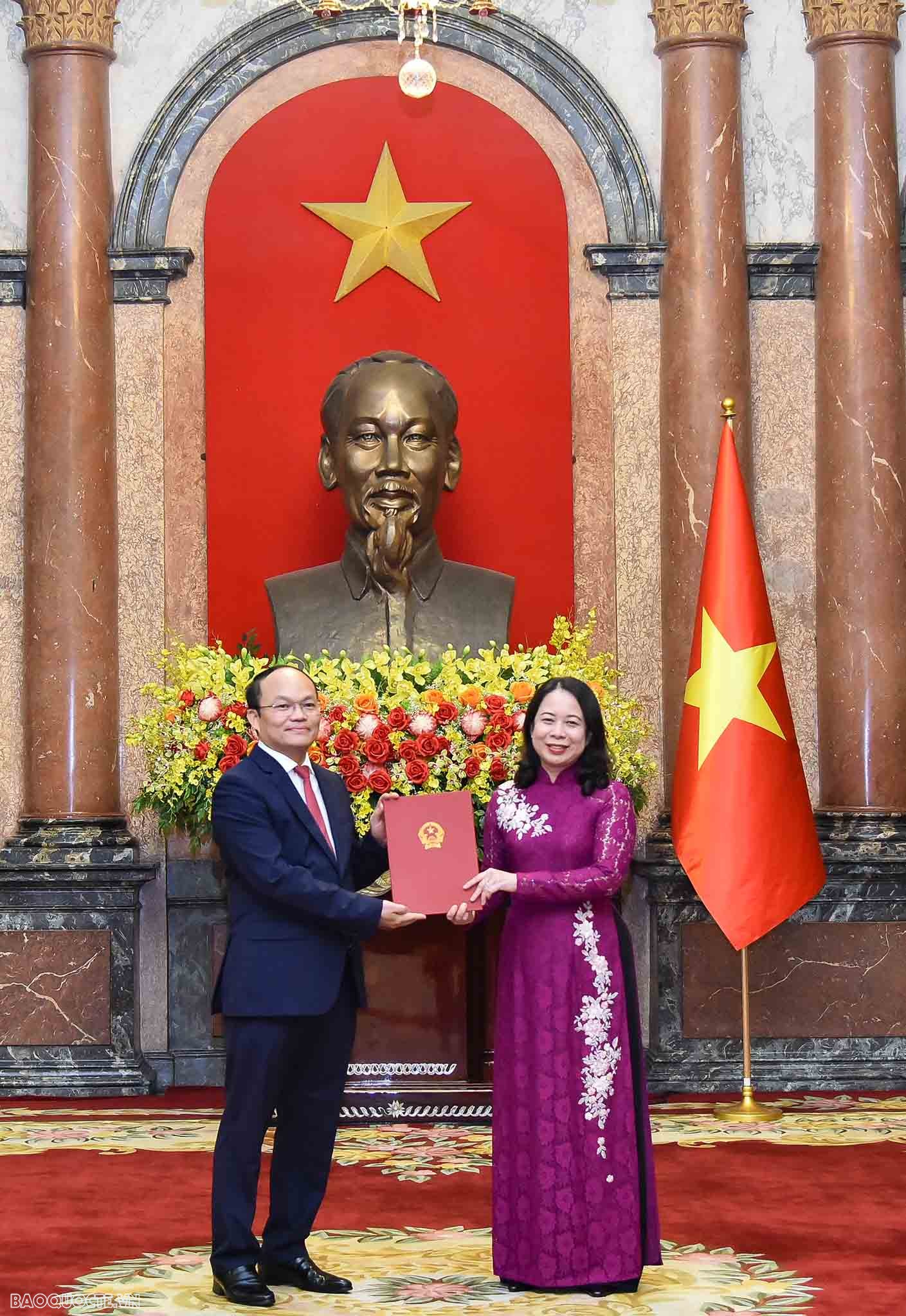 Những hình ảnh Quyền Chủ tịch nước trao quyết định bổ nhiệm cho 15 Đại sứ Việt Nam tại nước ngoài nhiệm kỳ 2023-2026