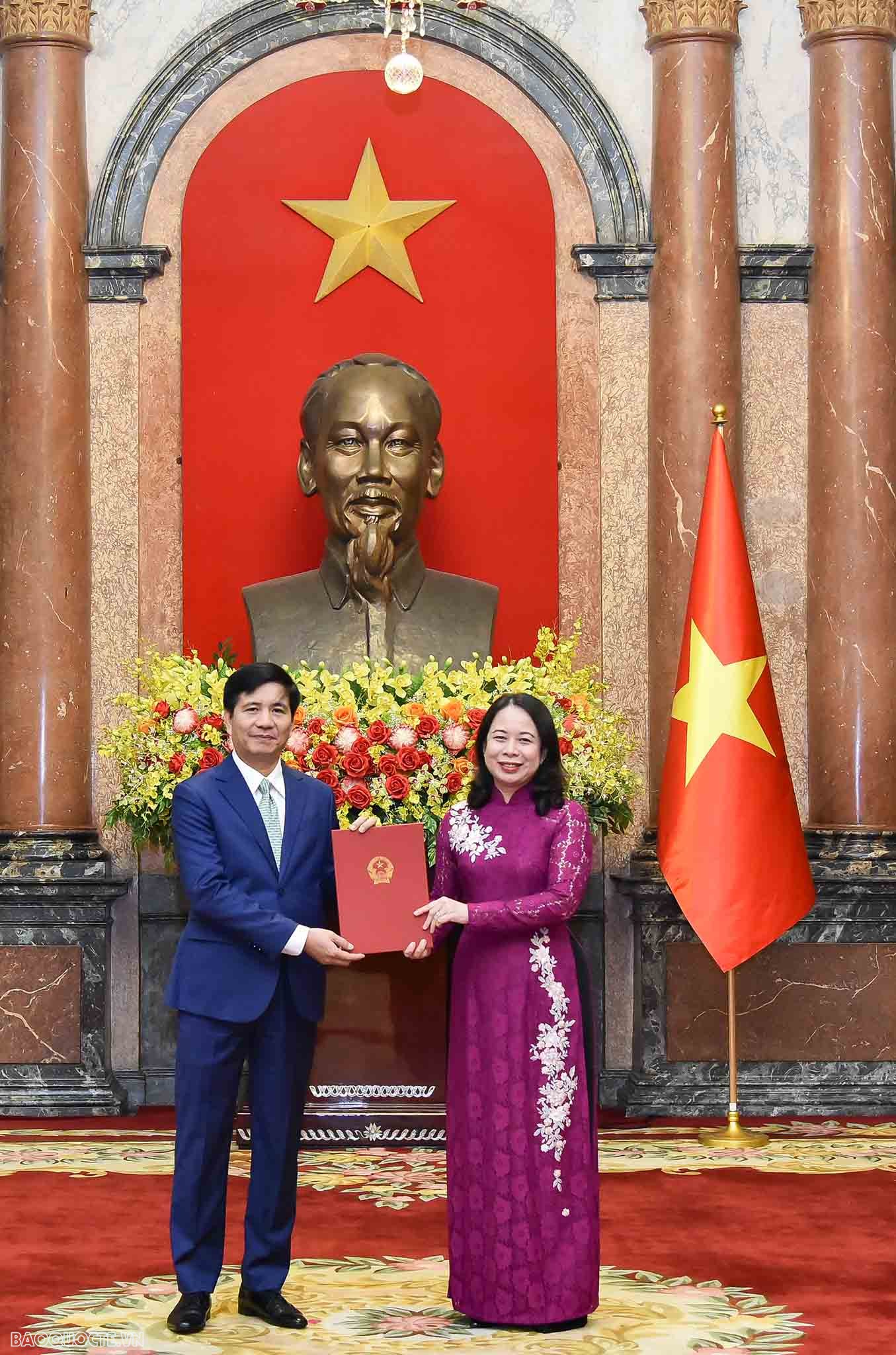 Quyền Chủ tịch nước Võ Thị Ánh Xuân trao Quyết định cho ông Đinh Ngọc Linh - người được chỉ định làm Đại sứ đặc mệnh toàn quyền nước Cộng hòa xã hội chủ nghĩa Việt Nam tại Malaysia.