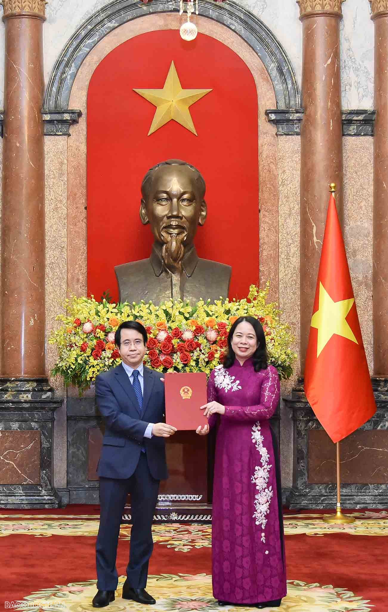 Quyền Chủ tịch nước Võ Thị Ánh Xuân trao Quyết định cho ông Trần Anh Vũ - người được chỉ định làm Đại sứ đặc mệnh toàn quyền nước Cộng hòa xã hội chủ nghĩa Việt Nam tại Brunei Darussalam.