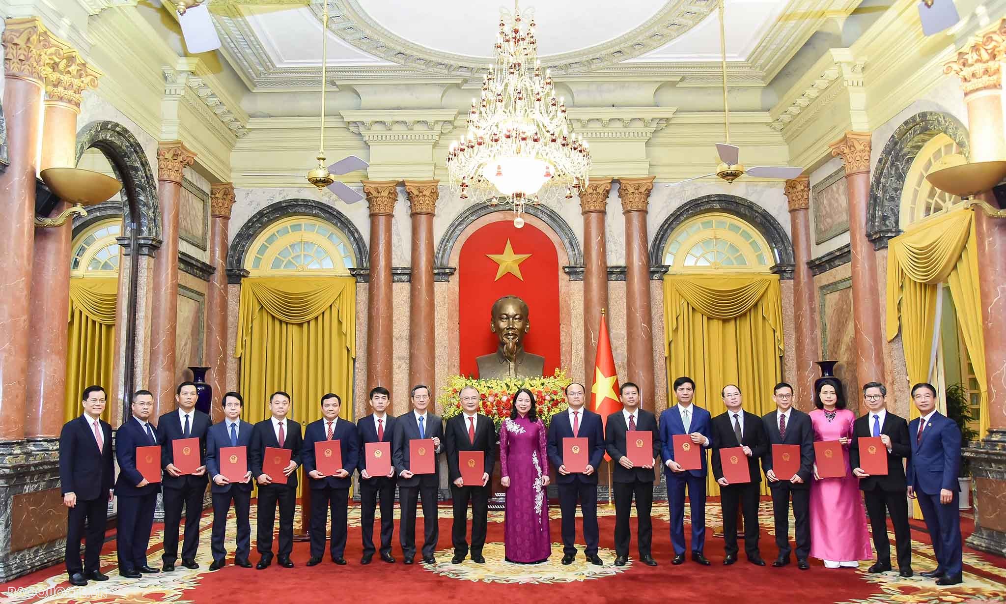 Quyền Chủ tịch nước trao quyết định bổ nhiệm cho 15 Đại sứ Việt Nam tại nước ngoài nhiệm kỳ 2023-2026 Acting President hands over appointment decisions to 15 new Ambassadors