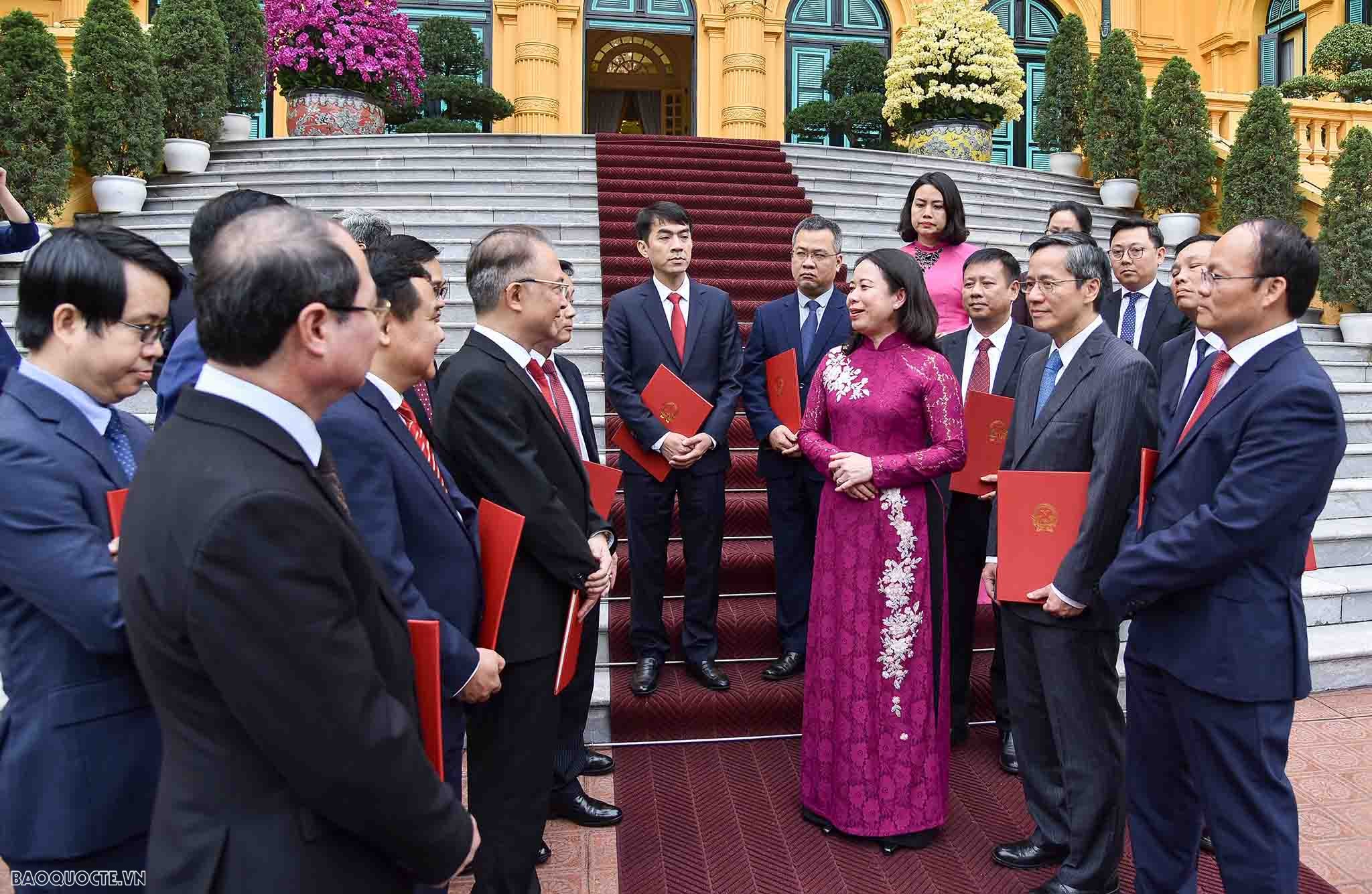 Quyền Chủ tịch nước trao quyết định bổ nhiệm cho 15 Đại sứ Việt Nam tại nước ngoài nhiệm kỳ 2023-2026