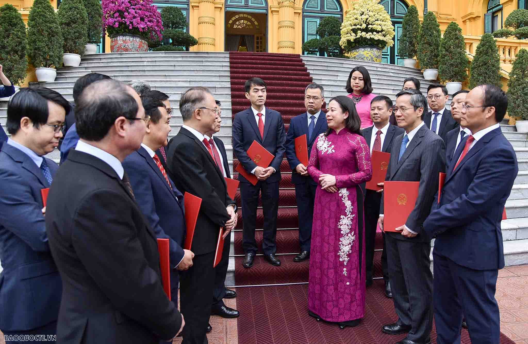 Quyền Chủ tịch nước giao nhiệm vụ cho các Đại sứ Việt Nam ở nước ngoài nhiệm kỳ 2023-2026 Quyền Chủ tịch nước giao nhiệm vụ cho các Đại sứ Việt Nam ở nước ngoài nhiệm kỳ 2023-2026