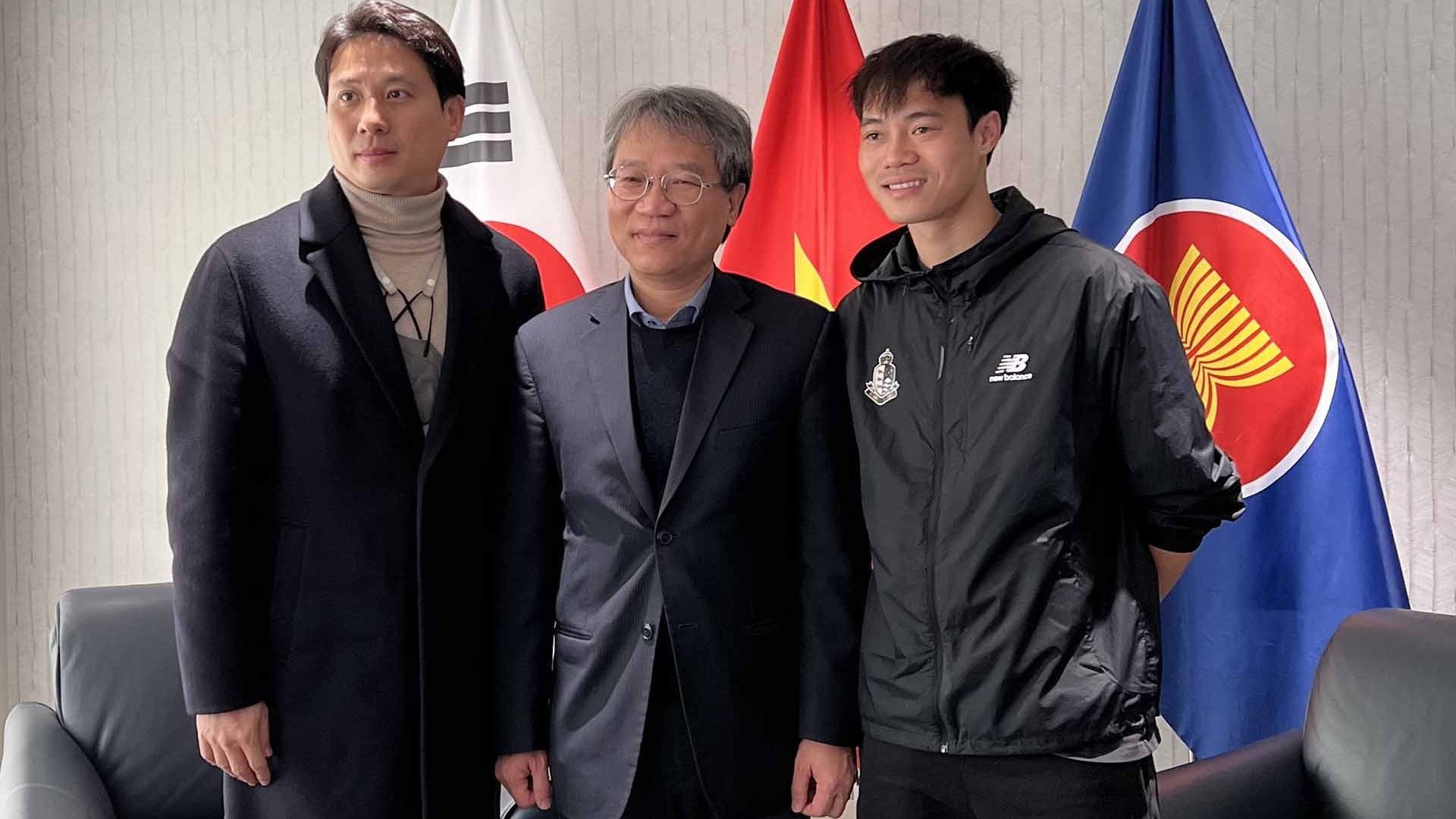 Đại sứ Nguyễn Vũ Tùng đề nghị lãnh đạo câu lạc bộ bóng đá Seoul E-Land và Cheonan tạo điều kiện cho cầu thủ Việt Nam