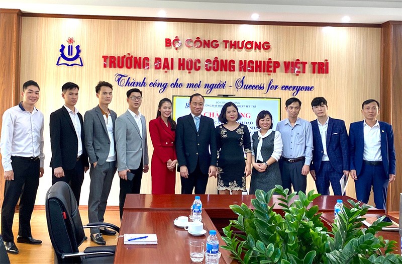 Ban lãnh đạo công ty KENMEI cùng đối tác Nhật Bản và Ban lãnh đạo trường đại học Công nghiệp Việt Trì.