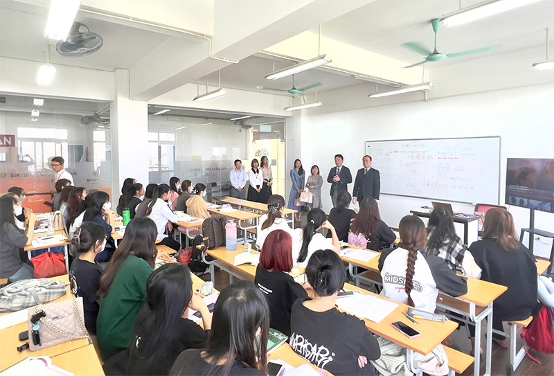 Công ty KENMEI và đối tác Nhật Bản cùng giao lưu với các bạn sinh viên.