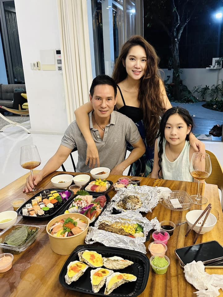 Vợ chồng Lý Hải  - Minh Hà vui vẻ bên các con trong bữa ăn.