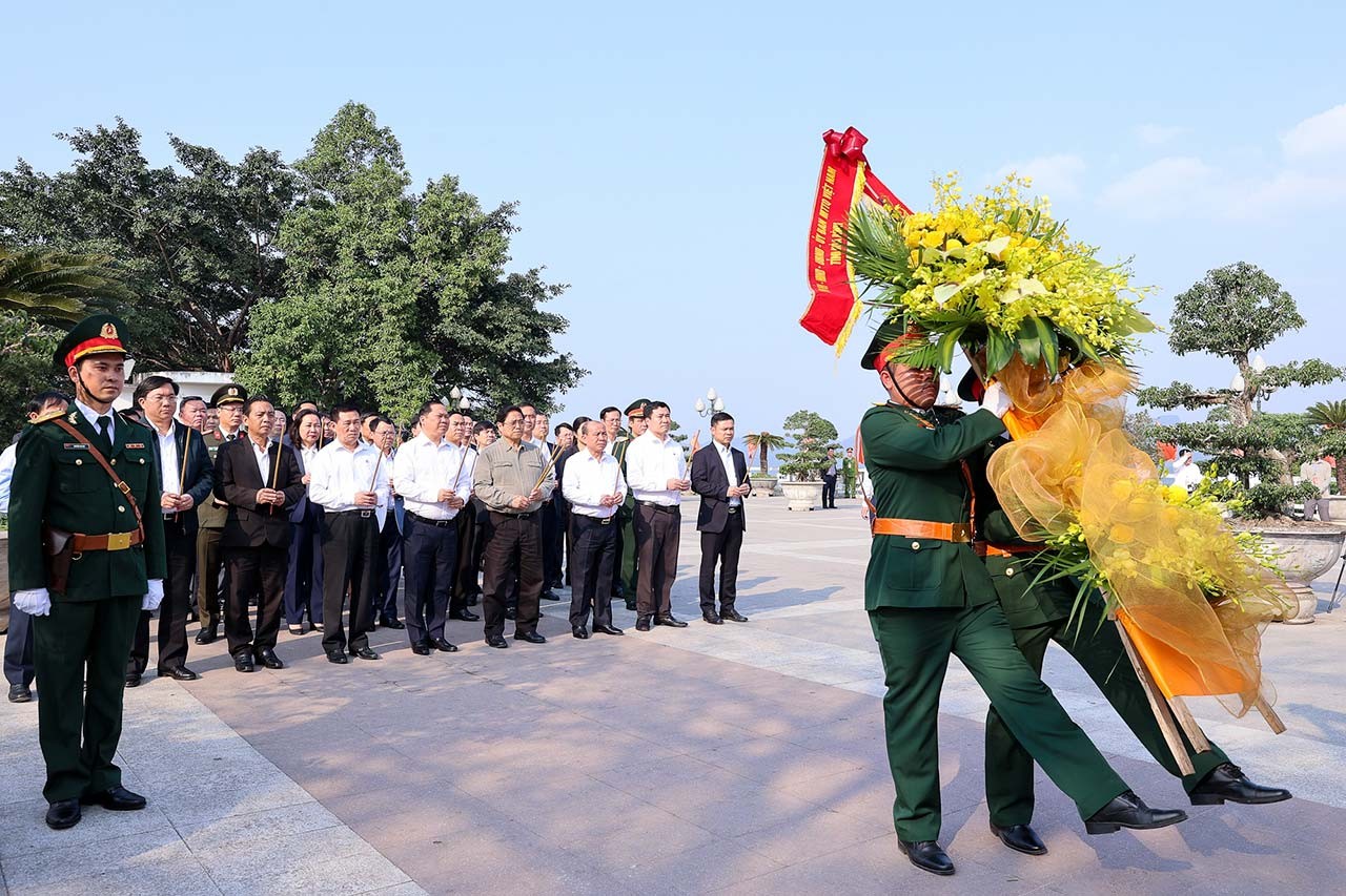 Thủ tướng Phạm Minh Chính dâng hương, dâng hoa tại Tượng đài Bác Hồ trong khuôn viên Nhà máy Thủy điện Hòa Bình