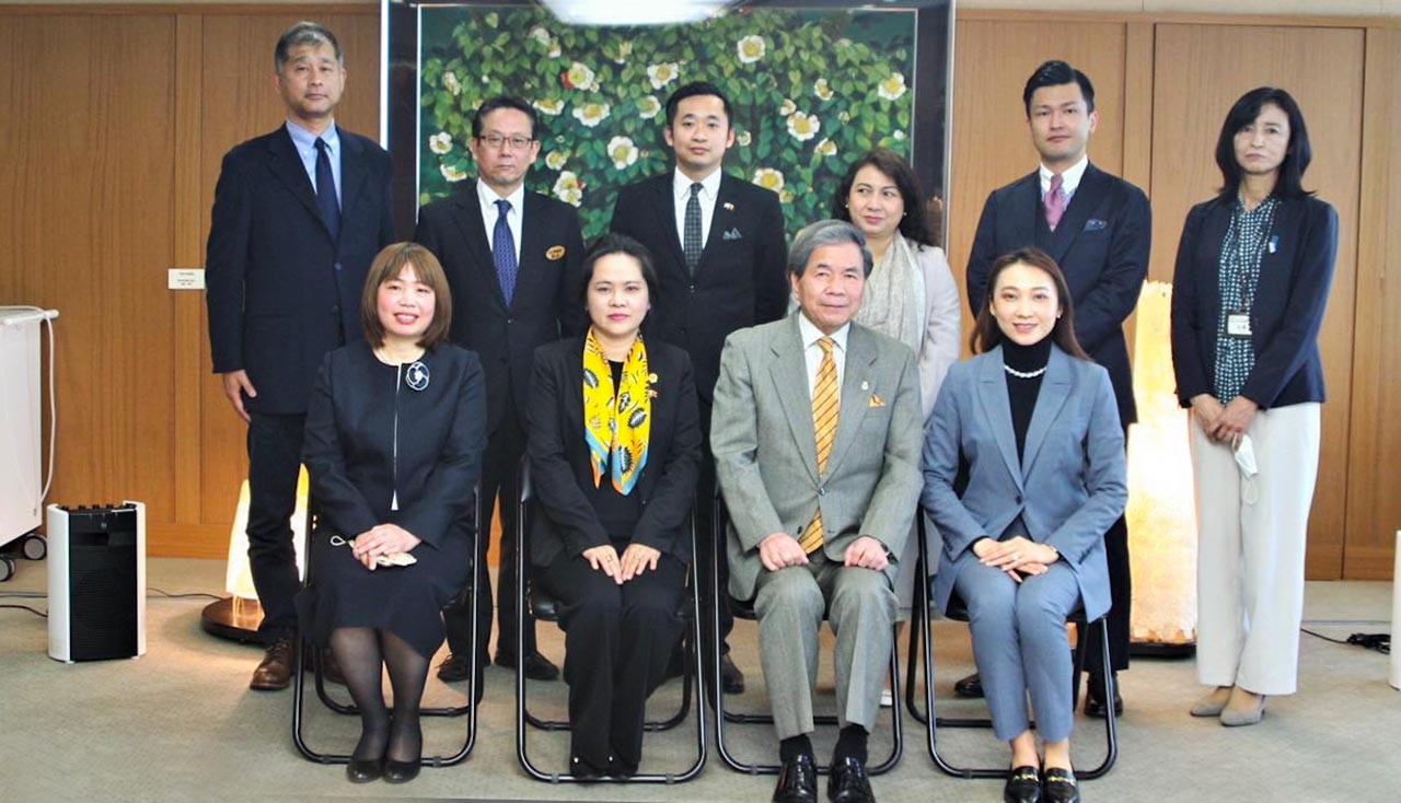 Tổng lãnh sự Việt Nam tại Fukuoka, Nhật Bản Vũ Chi Mai đã có chuyến công tác, chào xã giao Thống đốc và Chủ tịch Hội đồng tỉnh Kumamoto.