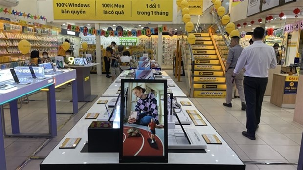 People shop at a Mobile World store in Hanoi. (Photo: VNA)