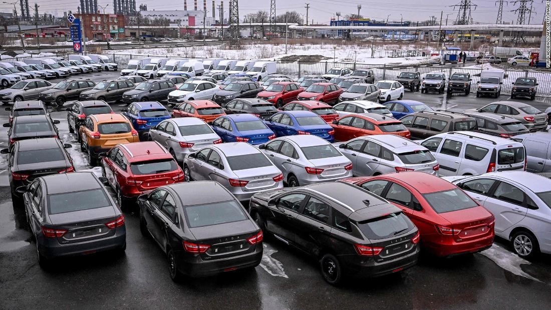 Những chiếc xe Lada được nhìn thấy tại một đại lý ở Tolyatti,