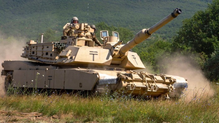 Mỹ thừa nhận chuyển cho Ukraine một loại xe tăng mà 'Kiev không cần', nói bị Đức gây sức ép