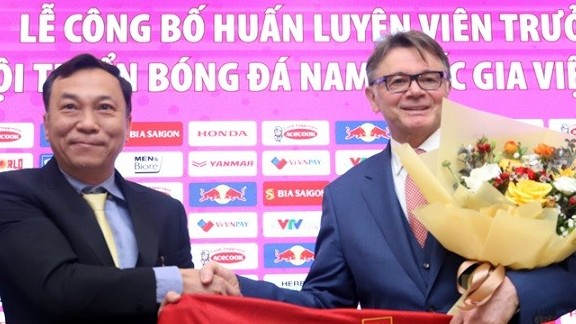 ong philippe troussier chinh thuc tro thanh hlv doi tuyen va u23 viet nam