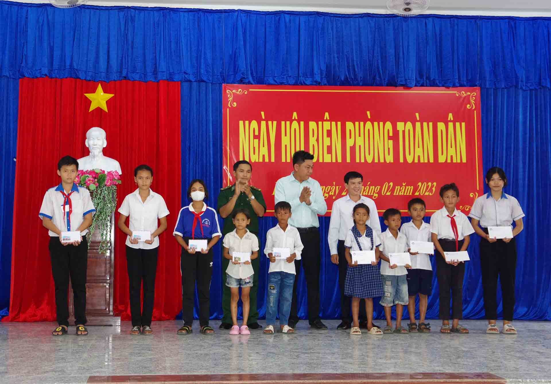 Trao học bổng cho các em học sinh nghèo trên địa bàn khu vực biên giới biển thị xã Vĩnh Châu.