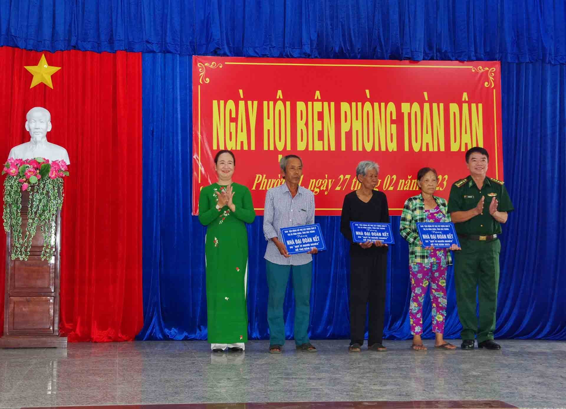 Lãnh đạo Bộ đội biên phòng tỉnh Sóc Trăng và Thị ủy Vĩnh Châu trao bảng tượng trưng tặng nhà đại đoàn kết cho các hộ gia đình có hoàn cảnh khó khăn. 