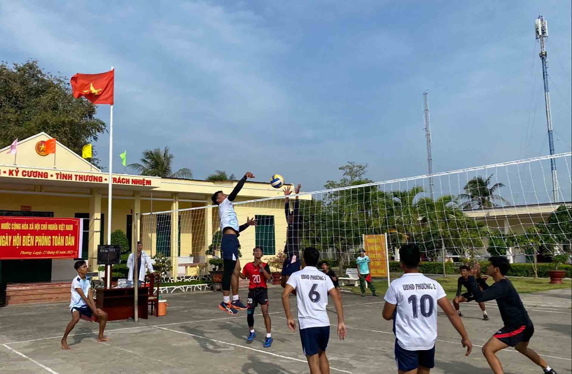 Các  đội giao lưu bóng chuyền tại ngày hội Biên phòng toàn dân. 
