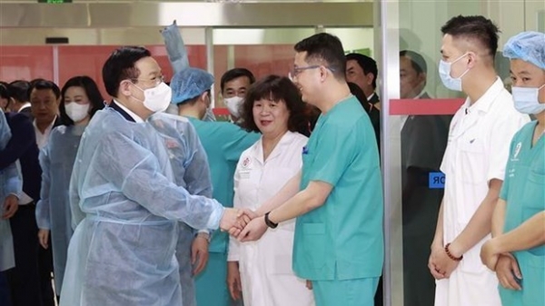 NA Chairman Vuong Dinh Hue praises health workers’ dedication
