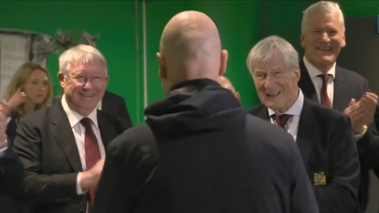 Sir Alex Ferguson đợi chúc mừng HLV Ten Hag trong đường hầm