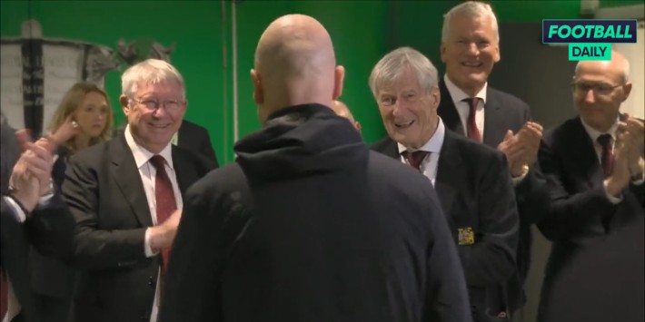 Sir Alex Ferguson đợi chúc mừng HLV Ten Hag trong đường hầm