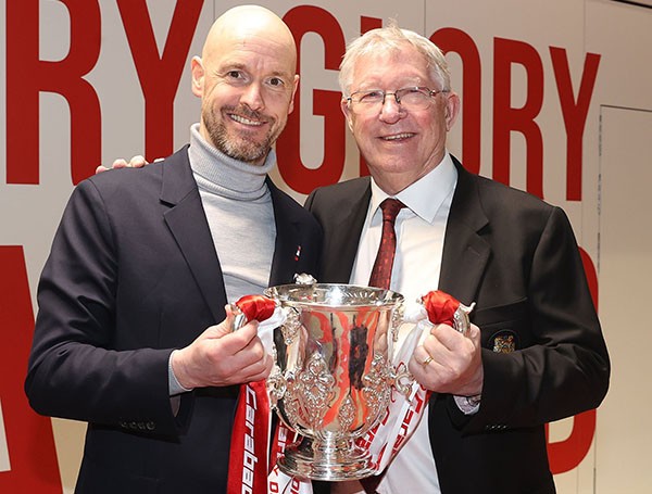 Sir Alex Ferguson đợi chúc mừng HLV Ten Hag trong đường hầm