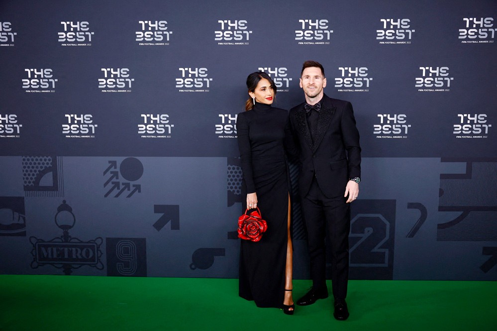 Antonela Roccuzzo cùng Lionel Messi đến dự lễ gala FIFA The Best.