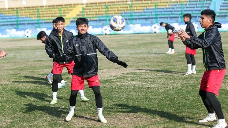 VCK U20 châu Á 2023: U20 tập luyện trong thời tiết giá lạnh trước trận gặp U20 Australia