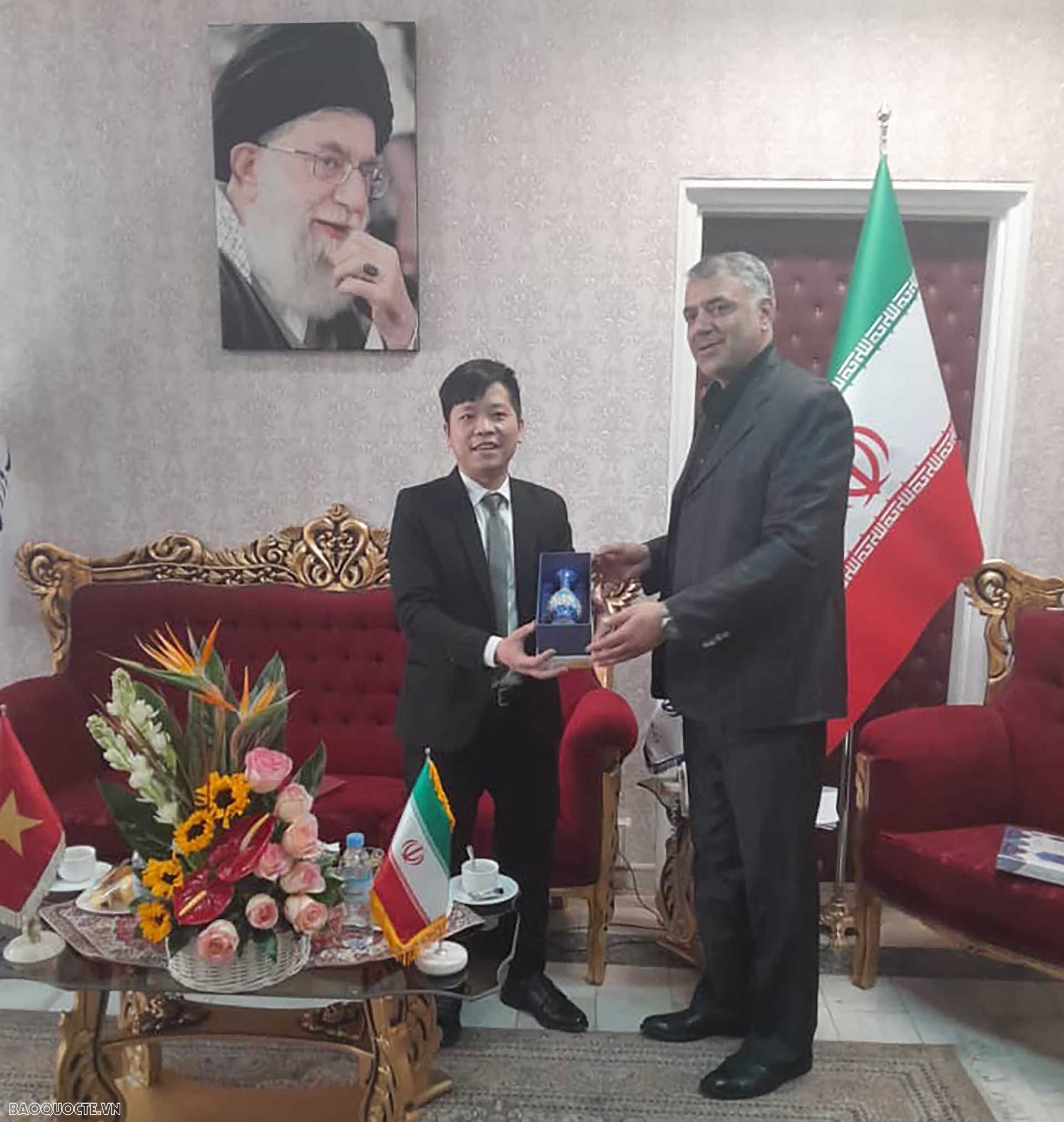 Cán bộ Đại sứ quán Việt Nam tại Iran làm việc với ông Azimi Shahram, Thứ trưởng phụ trách các vấn đề quốc tế của Bộ Thể thao và Thanh niên Iran.