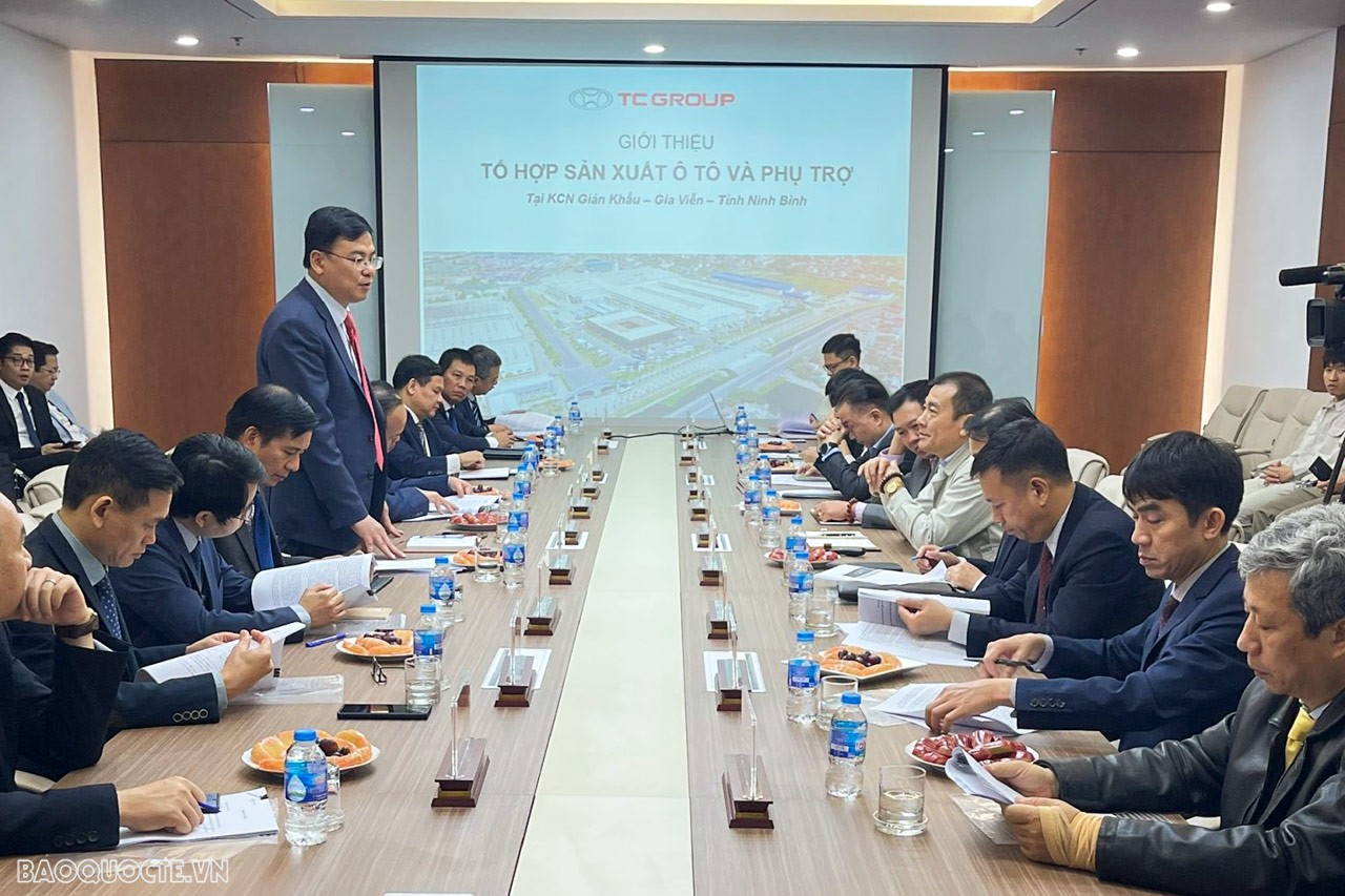 Đoàn Trưởng cơ quan đại diện Việt Nam ở nước ngoài nhiệm kỳ 2023-2026 thăm, làm việc tại Nhà máy ô tô Hyundai Thành Công