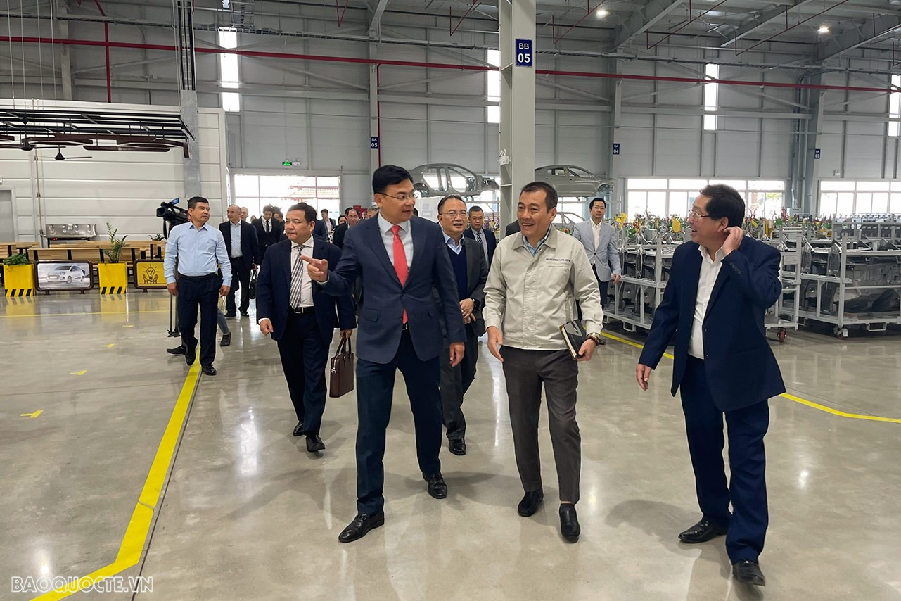 Thứ trưởng Ngoại giao Phạm Quang Hiệu dẫn đầu Đoàn Trưởng cơ quan đại diện Việt Nam ở nước ngoài nhiệm kỳ 2023-2026 thăm, làm việc tại Nhà máy ô tô Hyundai Thành Công. (Ảnh: Anh Tú)