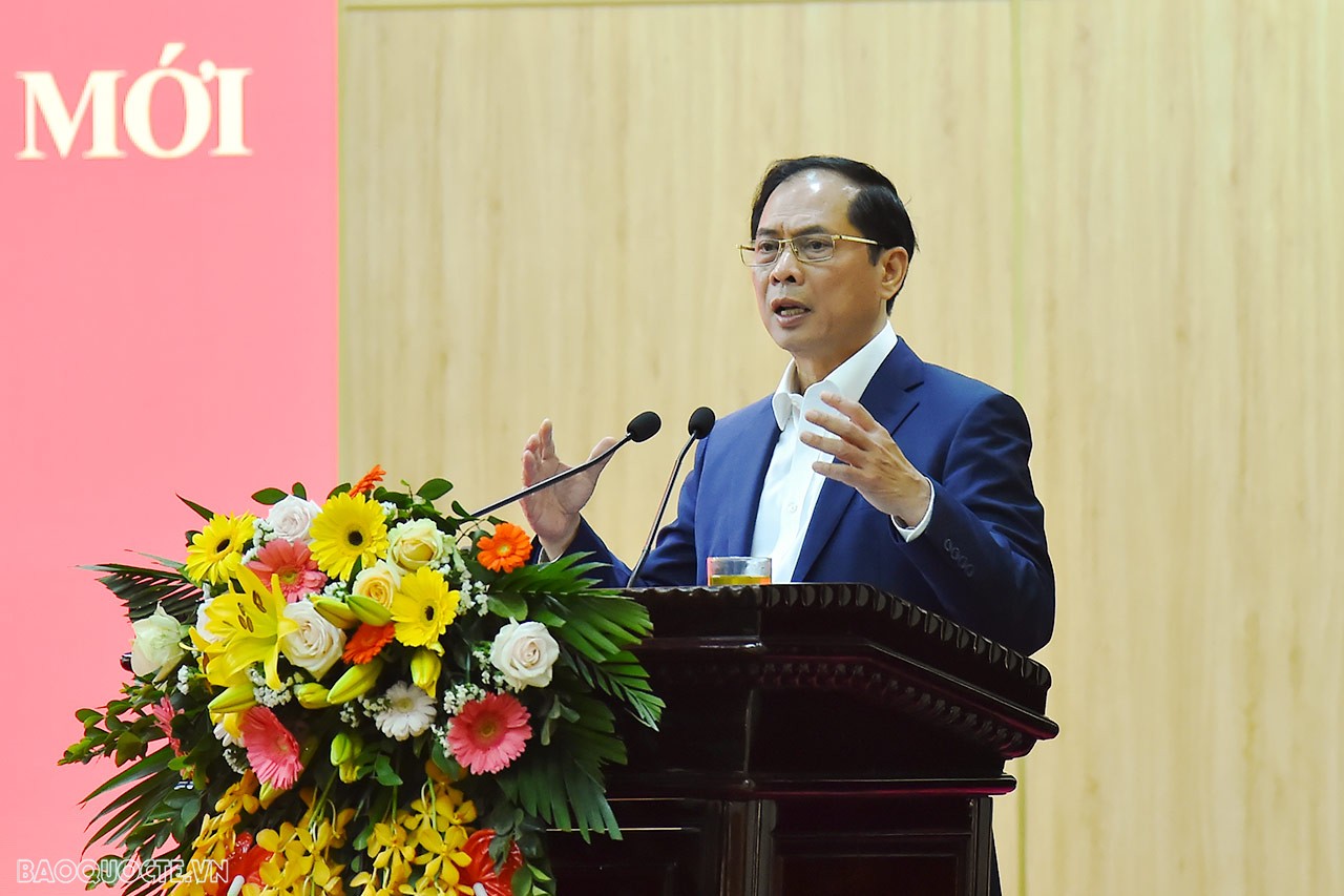 Bộ trưởng Ngoại giao Bùi Thanh Sơn dự Hội nghị tổng kết 10 năm thực hiện Nghị quyết Trung ương 8 khóa XI tỉnh Ninh Bình