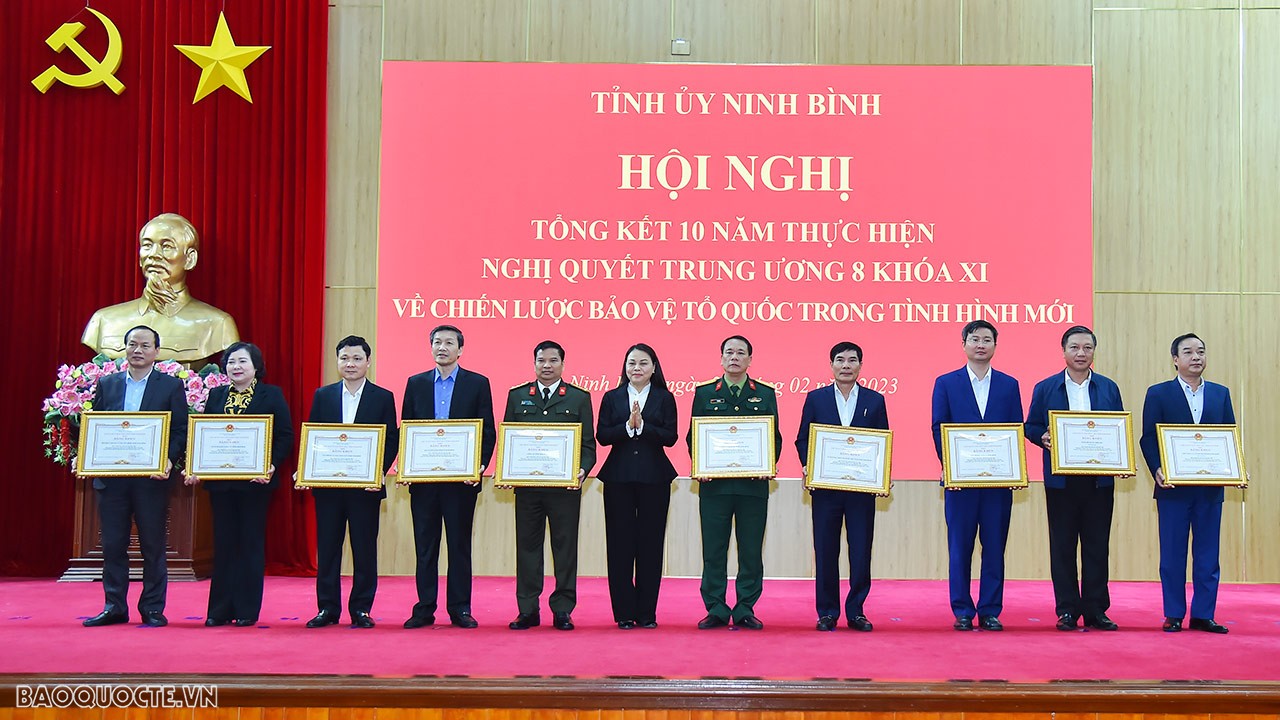 Bí thư Tỉnh ủy Nguyễn Thị Thu Hà Trao Bằng khen cho các tập thể có thành tích xuất sắc trong thực hiện Nghị quyết Trung ương 8 khóa XI. (Ảnh: Tuấn Anh)