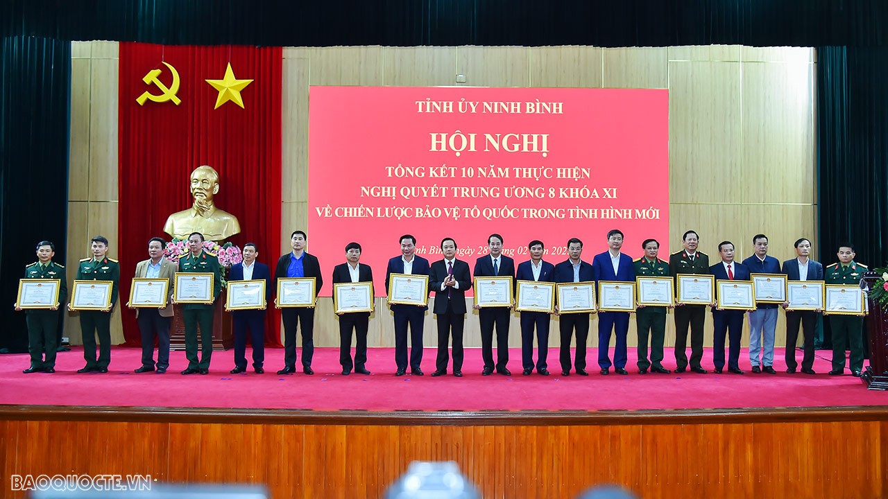 Đồng chí Phạm Quang Ngọc, Phó Bí thư Tỉnh ủy, Chủ tịch UBND tỉnh trao Bằng khen cho các tập thể có thành tích xuất sắc trong thực hiện Nghị quyết Trung ương 8 khóa XI. (Ảnh: Tuấn Anh)