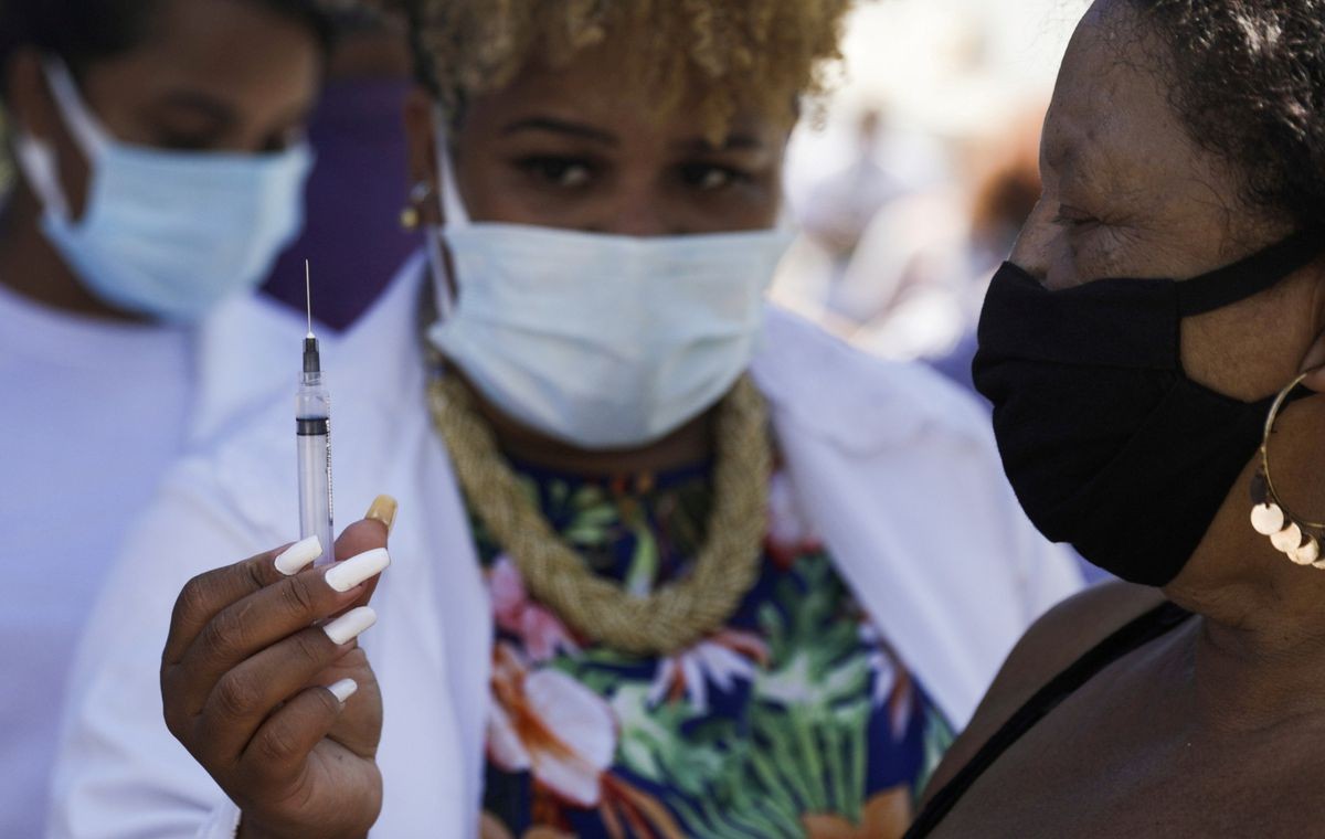 Brazil tiêm vaccine ngừa Covid-19 thể lưỡng trị cho nhóm người dễ tổn thương