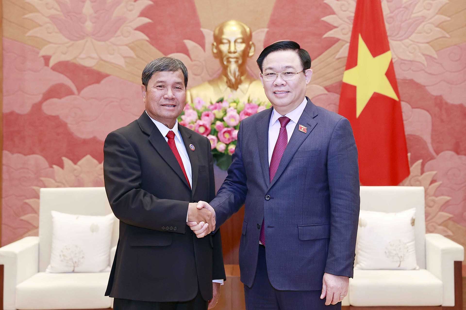 Chủ tịch Quốc hội Vương Đình Huệ tiếp Phó Chủ tịch Quốc hội Lào Khambay Damlath. (Nguồn: TTXVN)